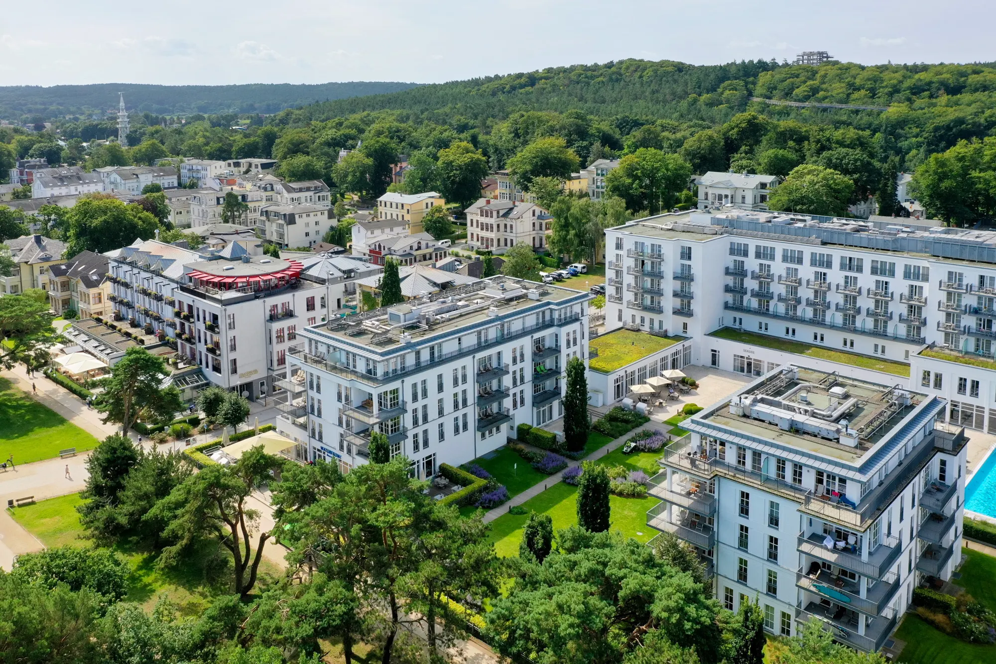 Luftaufnahme einer Hotelanlage im Grünen auf Usedom