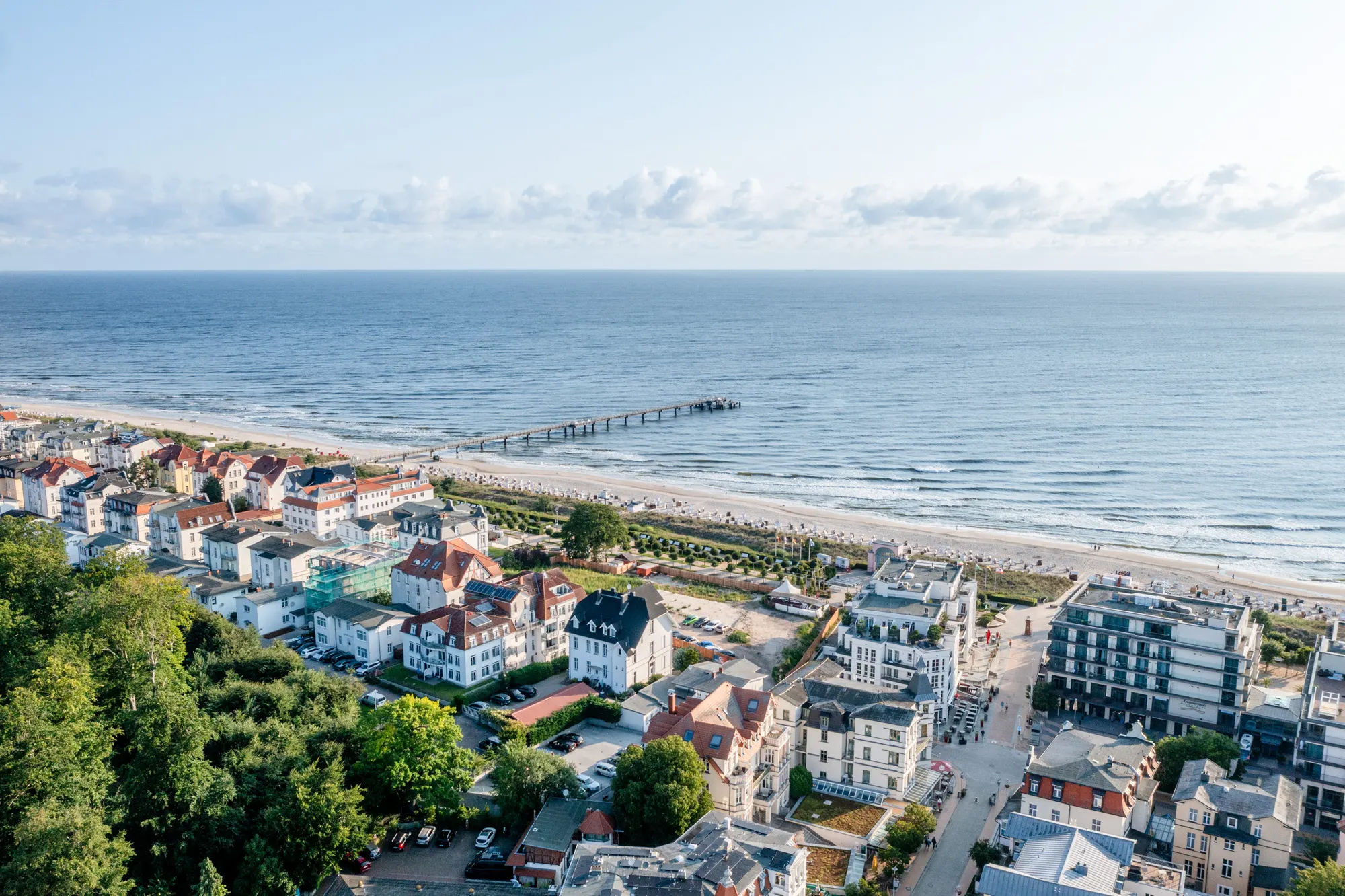 Ostseeküste mit Seebrücke und Villen, Drohnenfoto