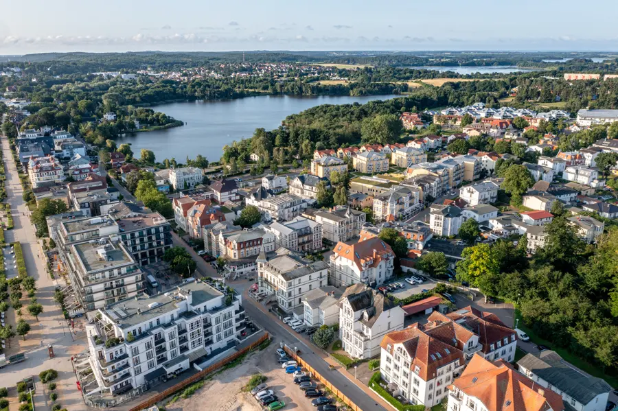 Ortsansicht eines Seebads auf Usedom aus der Luft