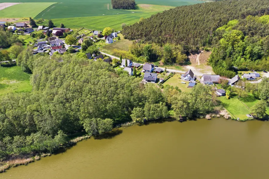 Luftbild von Wald, Wiesen und See im Usedomer Hinterland