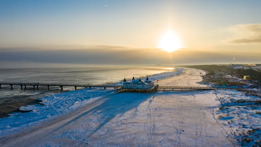 Seebrücke bei Sonnenaufgang aus der Luft